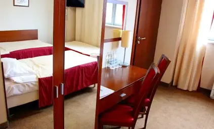 Huone lisävuoteella